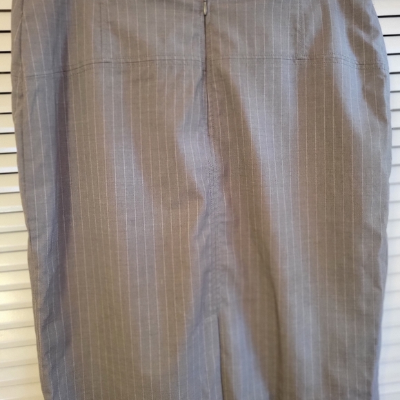 Gray with white pinstriped skirt. Slit on the back. Very classic. Size 10 - Picture 3 of 10